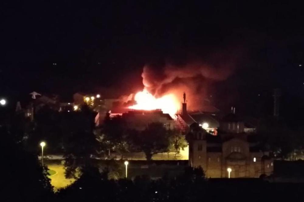 SNAŽNA EKSPLOZIJA KOD PUPINOVOG MOSTA: Vatra guta fabriku papira (VIDEO)