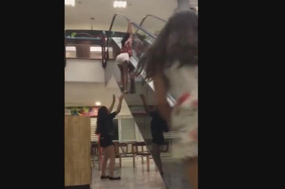 JEZIVI SNIMAK IZ TRŽNOG CENTRA: Uhvatila se za traku na pokretnim stepenicama i NIJE MOGLA DA JE PUSTI! (VIDEO)
