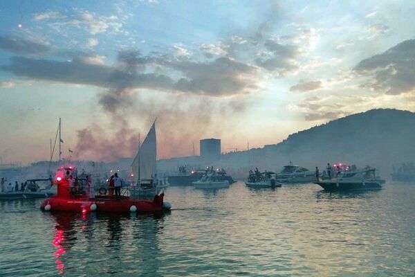STOTINE BRODOVA U OLIVEROVU ČAST JE OTPLOVILO U SUTON: Retki su uspeli da zadrže suze nad ovim DIRLJIVIM ISPRAĆAJEM! (FOTO) (VIDEO)