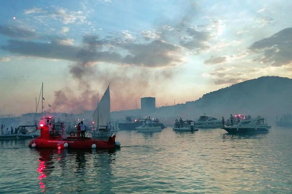 STOTINE BRODOVA U OLIVEROVU ČAST JE OTPLOVILO U SUTON: Retki su uspeli da zadrže suze nad ovim DIRLJIVIM ISPRAĆAJEM! (FOTO) (VIDEO)