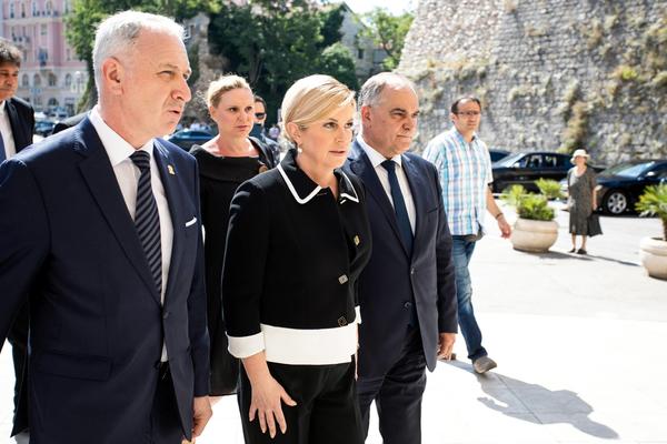 DOK SU SVI PLAKALI ZA OLIVEROM, KOLINDA JE POZIRALA! Hrvatska predsednica opet u centru skandala! (FOTO)