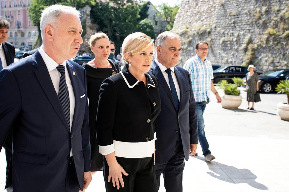DOK SU SVI PLAKALI ZA OLIVEROM, KOLINDA JE POZIRALA! Hrvatska predsednica opet u centru skandala! (FOTO)