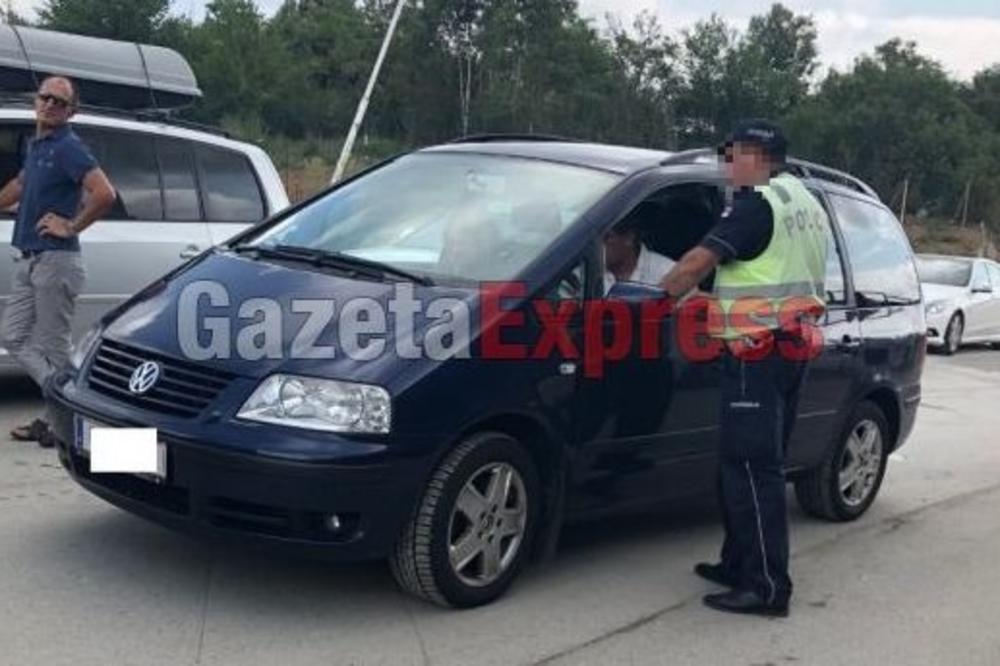 OZBILJNA OPTUŽBA ALBANACA: Srpski policajci uzimaju MITO od albanskih gastarbajtera da bi ih PUSTILI PREKO REDA na Kosovo! (FOTO)