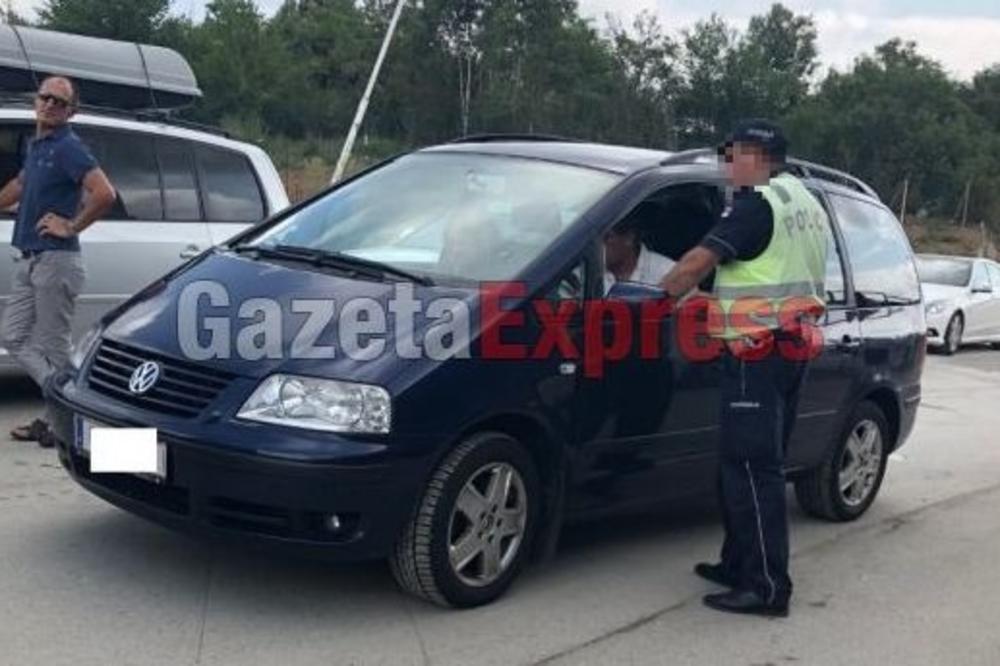OZBILJNA OPTUŽBA ALBANACA: Srpski policajci uzimaju MITO od albanskih gastarbajtera da bi ih PUSTILI PREKO REDA na Kosovo! (FOTO)
