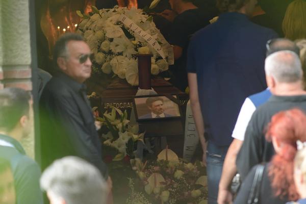 NA SAHRANI OGNJANOVIĆA ZBOG OVOGA JE NASTAO MUK! Svi su gledali u jedan detalj na sanduku koji tera suze na oči! (FOTO)