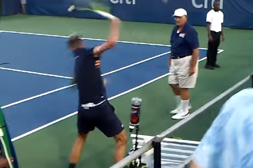 POTPUNO POGUBIO ŽIVCE! Teniser poludeo nasred terena, lomio rekete, pa prešao na ostali inventar! (VIDEO)