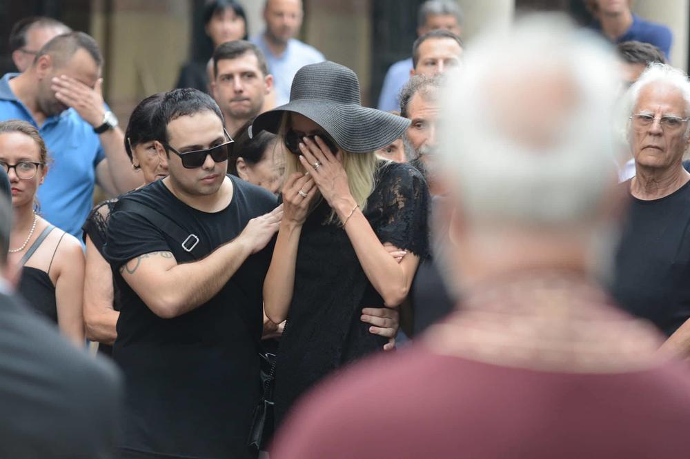 SANJA PAPIĆ NE PRESTAJE DA PLAČE, DRŽE JE DA NE PADNE! Sva tuga zbog ubistva Ognjanovića vidi se na njenom licu! (FOTO)