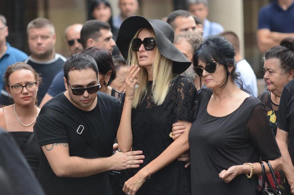 LJUBAV NE UMIRE, SAD MI JE JASNO ZAŠTO SREĆA TAKO KRATKO TRAJE... Sanja Papić se oprostila od supruga uz reči OD KOJIH ZASTAJE KNEDLA U GRLU! (FOTO)