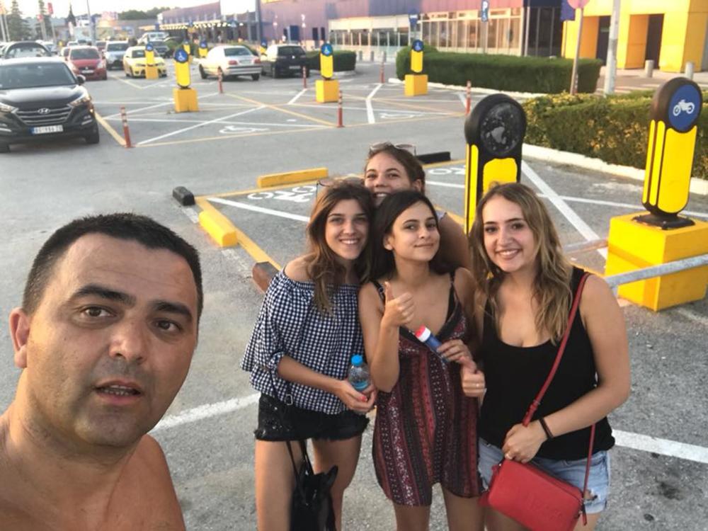 Valjevac je pomogao devojkama kojima je stao automobil u Grčkoj     