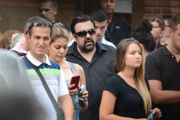 BRAT LUKE BOJOVIĆA NA SAHRANI MIŠE OGNJANOVIĆA: Čuveni beogradski zlatar rekao POSLEDNJE ZBOGOM advokatu svog rođaka! (FOTO)