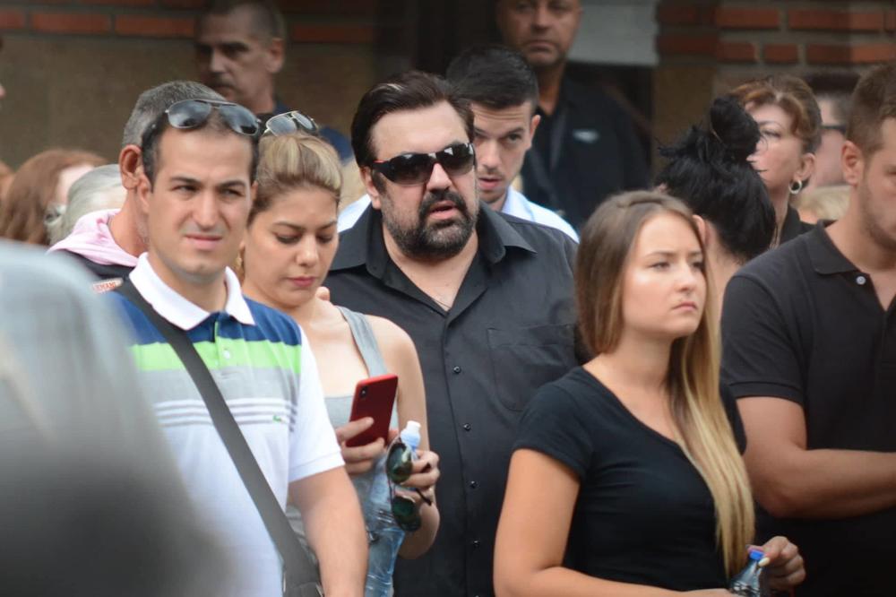 BRAT LUKE BOJOVIĆA NA SAHRANI MIŠE OGNJANOVIĆA: Čuveni beogradski zlatar rekao POSLEDNJE ZBOGOM advokatu svog rođaka! (FOTO)