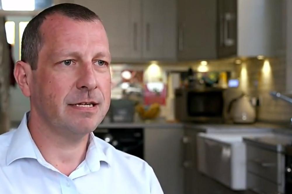 SA SAMO 8 GODINA JE ZARAŽEN HIV-OM: Tužna sudbina ovog muškarca razotkrila je OGROMAN SKANDAL u britanskom ZDRAVSTVU! (VIDEO)