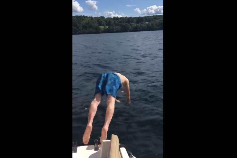 SVAKA ČAST OVOM DEKICI: Proslavio svoj 102. rođendan PLIVANJEM u jezeru! (VIDEO)