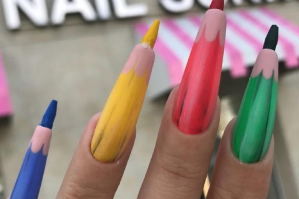 KAKO BILO ŠTA RADE S OVIM?! Svetom vlada novi TREND DRVENIH BOJICA NA NOKTIMA! (VIDEO)