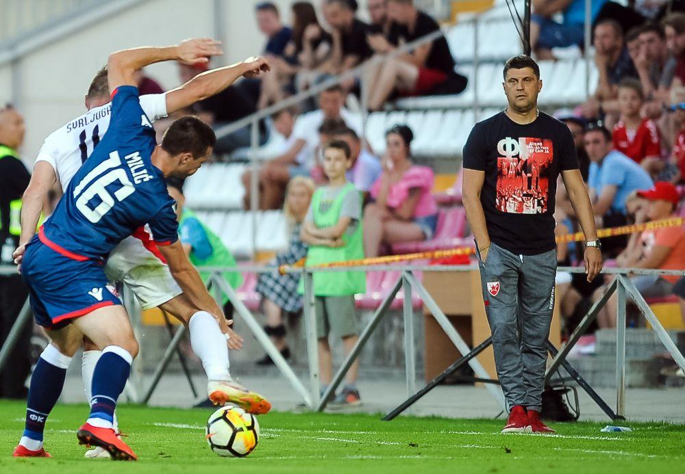 Vladan Milojević je obukao majicu koja se često može videti i među navijačima  