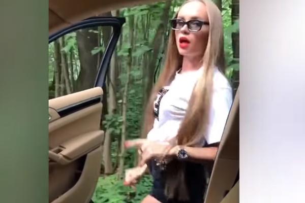 Zavodljivo je plesala pored kola, a onda se desilo nešto što NIKO NIJE OČEKIVAO (VIDEO)