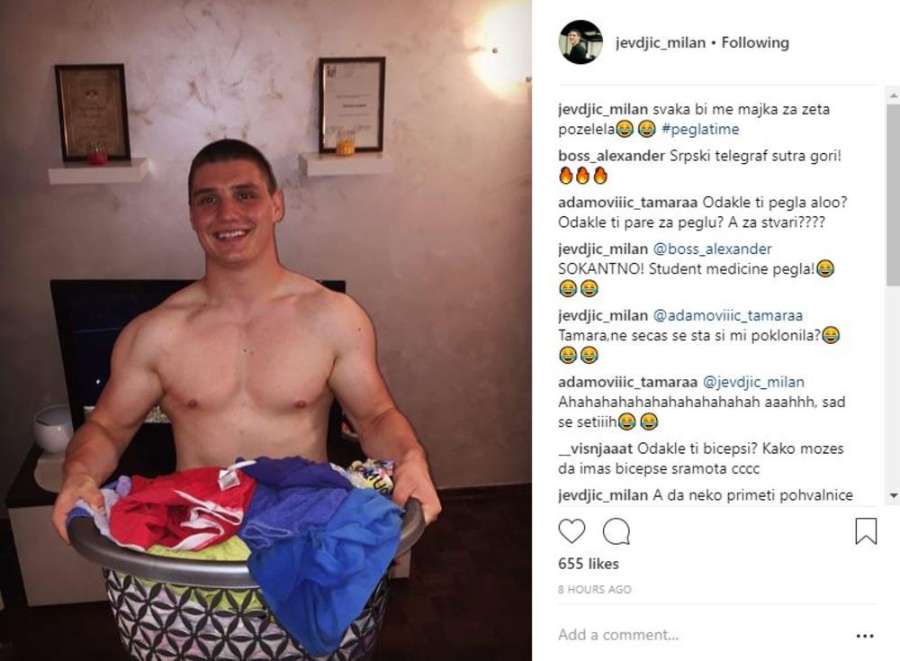 Milan Jevđić pozira sa korpom veša u rukama  