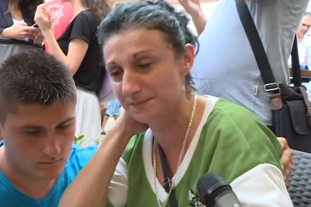 ALEKSANDRA u suzama objašnjavala kako je PESNICOM UDARIO čovek koji čuva Boška Obradovića! Dveri tvrde da je NISU NI PIPNULI! (VIDEO)