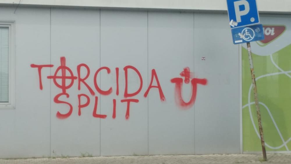 Pripadnici Torcide su crtali i ustaške simbole u Srbiji  