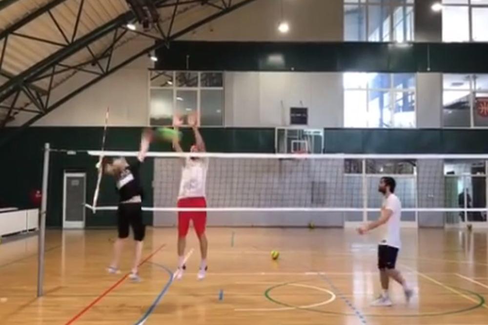 Bobi i Teo promenili sport i prešli na odbojku, a tamo ih je dočekala devojka sa najjačim smečom na svetu! (VIDEO)