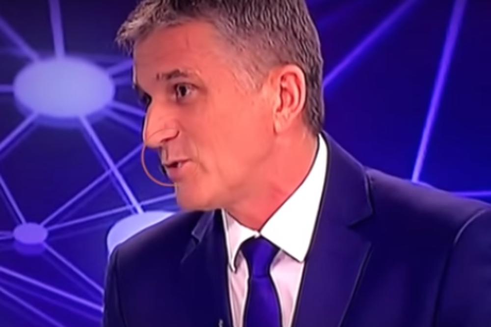 POLITIČARA NAPALA MUVA NA TV UŽIVO: Njegova reakcija je sve nasmejala i bila je BAŠ POLITIČARSKA! (VIDEO)