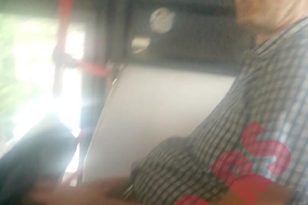 OVO JE LICE MANIJAKA KOJI JE MASTURBIRAO U PUNOM AUTOBUSU GLEDAJUĆI U JEDNU DEVOJKU! (FOTO) (VIDEO)