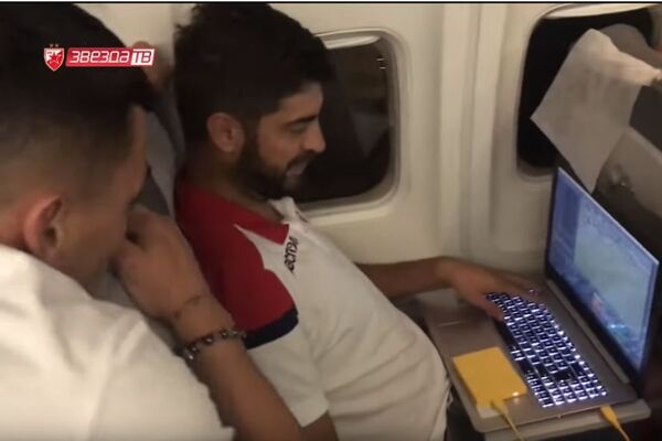 Kažu da imaju dobre kontre i neko opasno krilo?! Neca Radonjić sa skautom u avionu radio analizu igre Spartaka! (VIDEO)