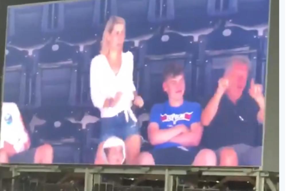 ONO KAD TE RODITELJI IZBLAMIRAJU: Majka ovog mladića je počela da DIVLJE PLEŠE na utakmici, a njegova reakcija je URNEBESNA! (VIDEO)