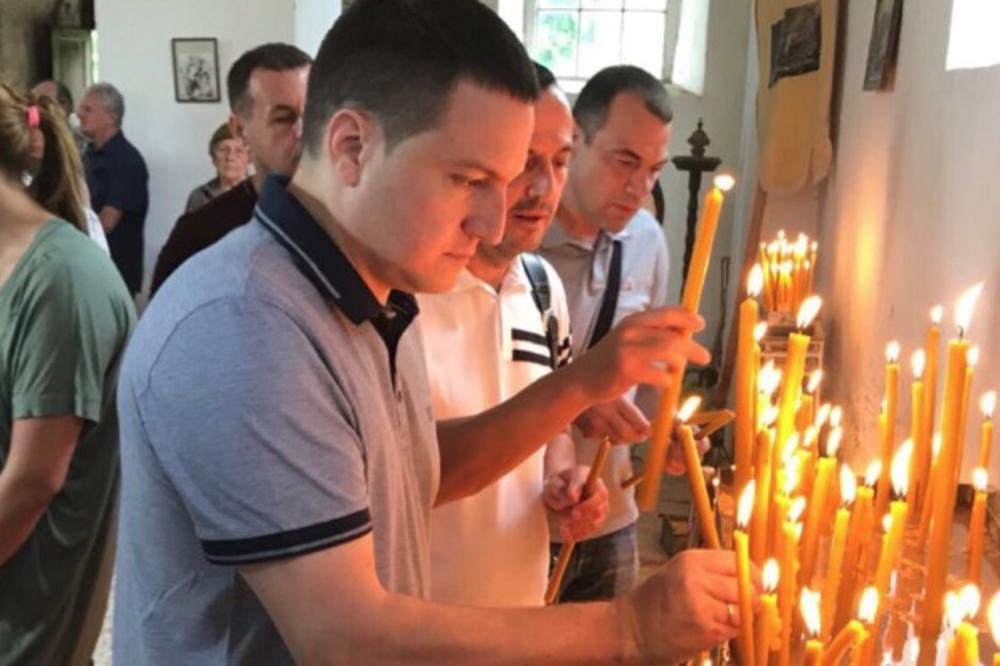 RUŽIĆ SA SRBIMA IZ HRVATSKE OPLAKUJE ŽRTVE OLUJE: Spomen u Varivodama, putokaz za istinu o Oluji! (FOTO)