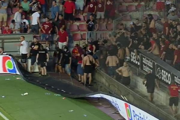 HAOS U PRAGU!!! Navijači Sparte probili reklame i upali u teren! (VIDEO)