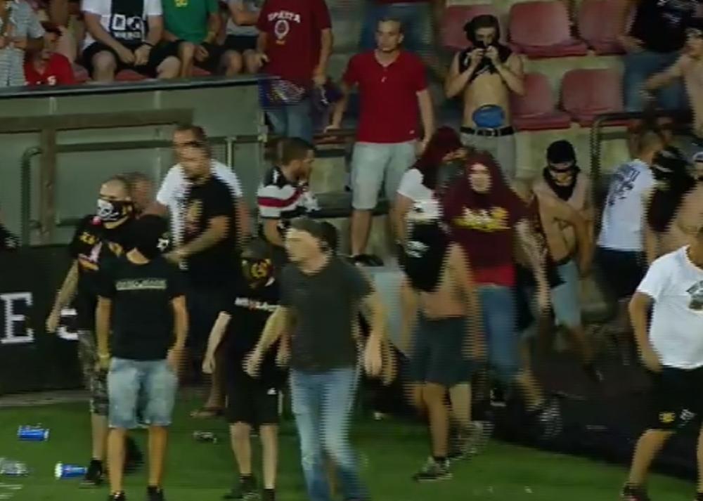 Lagano ušetavanje navijača Sparte u teren