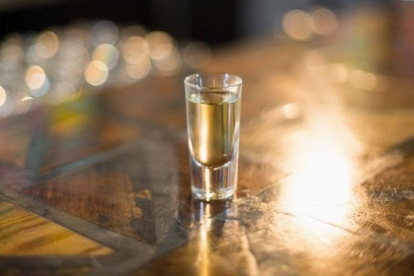 STRUČNJACI OTKRILI ŠTA JE NAJGORE ŠTO SE DESI AKO POMEŠATE LEKOVE I ALKOHOL: Mnogi ljudi to rade, a NI NE SLUTE OVO