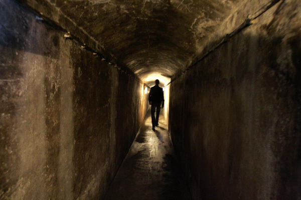 RADNICI PRIMETILI DA NEŠTO VIRI IZ KANALIZACIJE, PA SU SE SKAMENILI OD ŠOKA: Nisu mogli da dođu sebi zbog PRIZORA