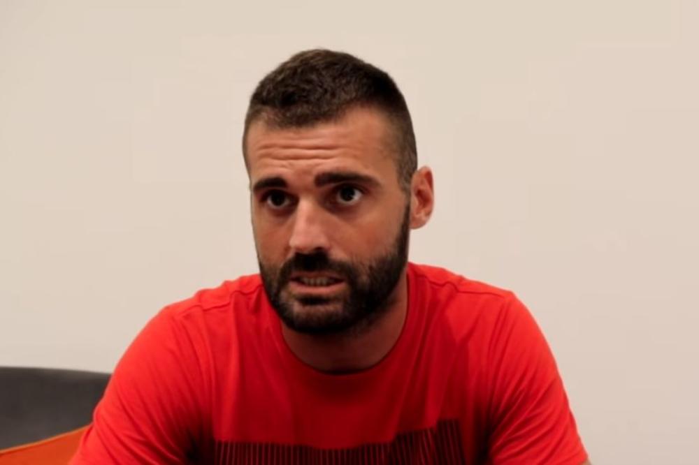 Oglasio se bivši golman Crvene zvezde koji je pokazao srednji prst Hordama zla! (VIDEO)