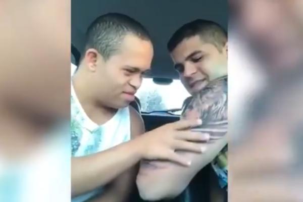 Nećete moći da zadržite suze: Uradio je TETOVAŽU S LIKOM SVOG BRATA KOJI BOLUJE OD DAUNOVOG SINDROMA, a reakcija dečaka obišla je svet (FOTO) (VIDEO)