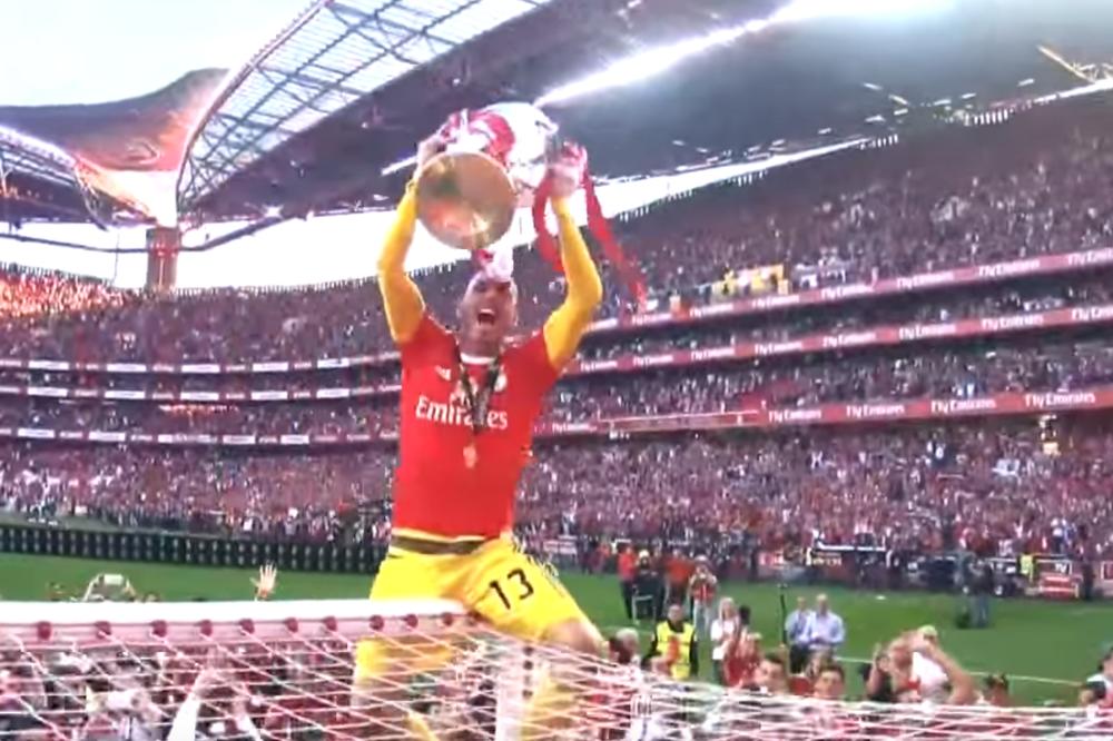 POSAO IZ SNOVA: Upoznajte golmana koji je osvojio više trofeja nego što je odigrao mečeva za slavni evropski klub! (FOTO)