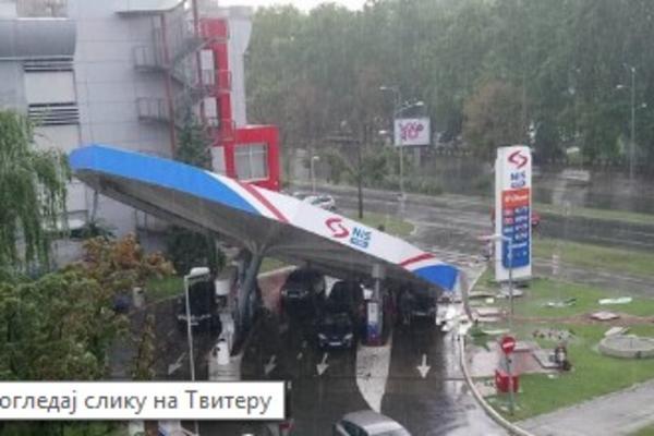 HAOS U NOVOM SADU: Nevreme srušilo KROV pumpe, hitne službe na terenu! (FOTO)