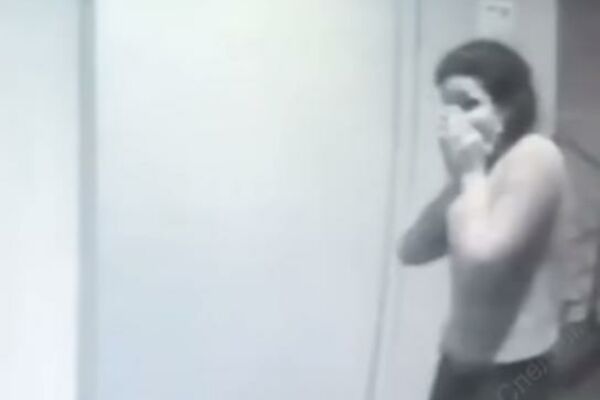 TRI RUSKE TINEJDŽERKE IZBOLE OCA NOŽEM DO SMRTI: Pogledajte REAKCIJU jedne od njih samo TRENUTAK NAKON UBISTVA! (VIDEO)