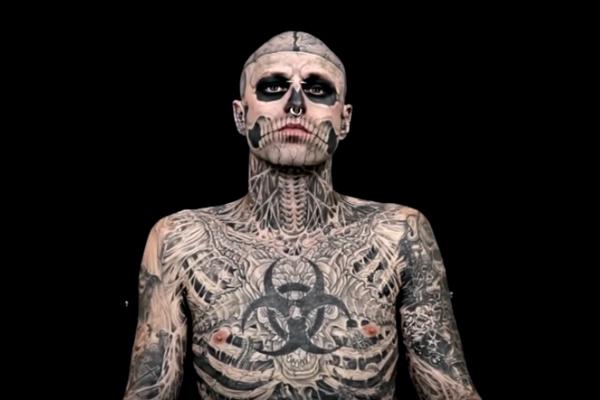 Ceo svet je POTRESEN zbog njegovog SAMOUBISTVA, a ovako je Zombi Boj izgledao kad nije bio ISTETOVIRAN! (FOTO)