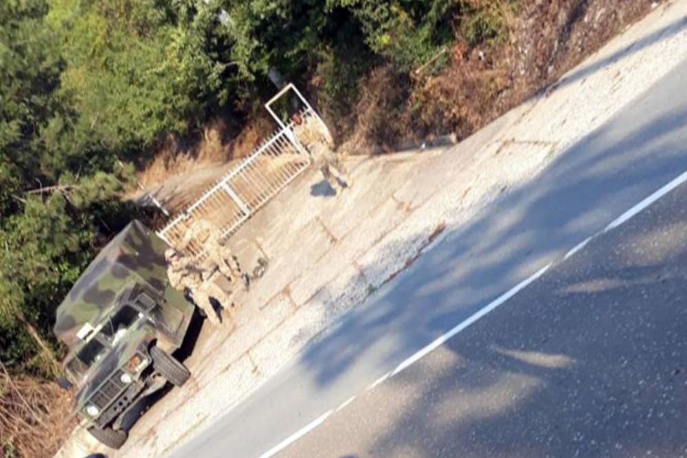 KFOR BLOKIRAO GAZIVODE! Napeto na severu Kosova, vojnici nose duge cevi! (VIDEO)