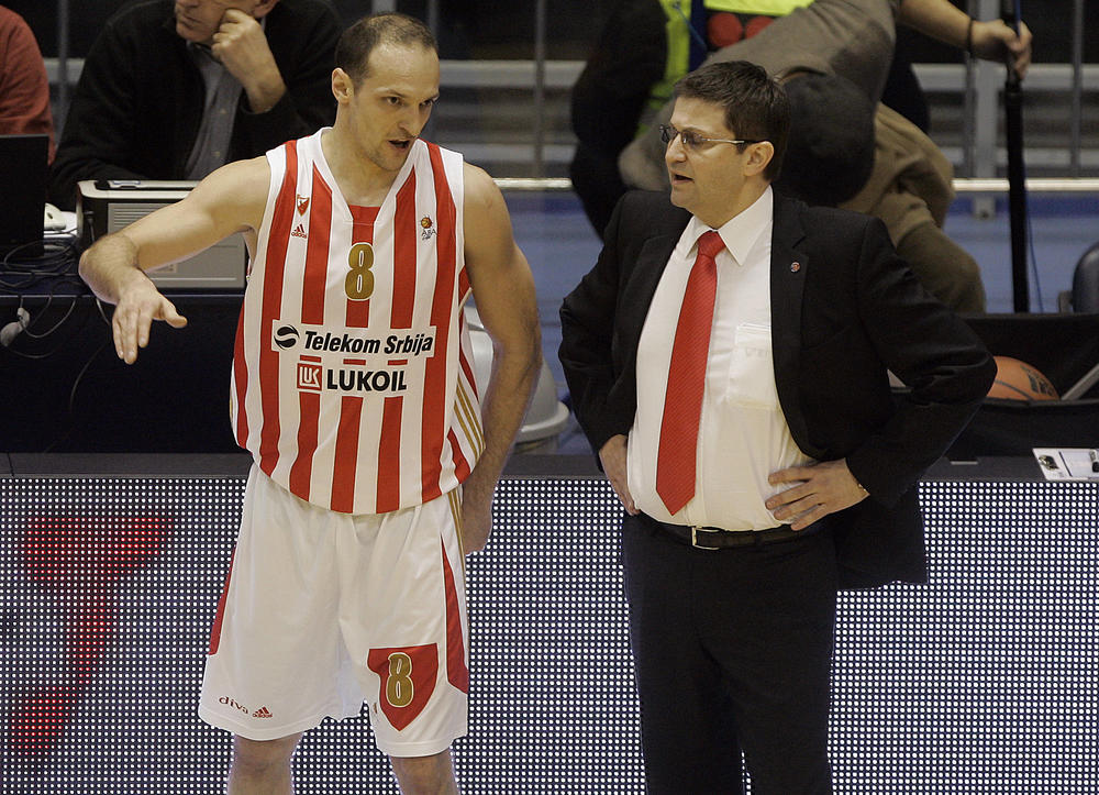 Igor Rakočević sa svojim dresom sa brojem 8 u poslednjoj sezoni karijere  