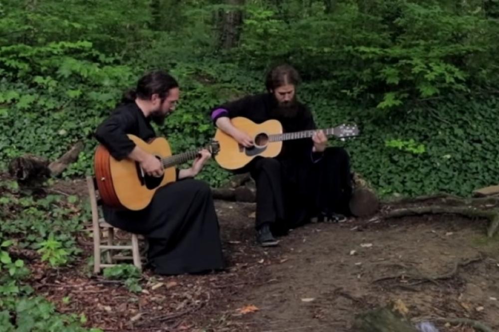 Čudo iz manastira TUMAN: Monasi LUMPUJU uz METALIKU I MEJDENE! KIDAJU NA GITARI I TO SAMO METAL (VIDEO)