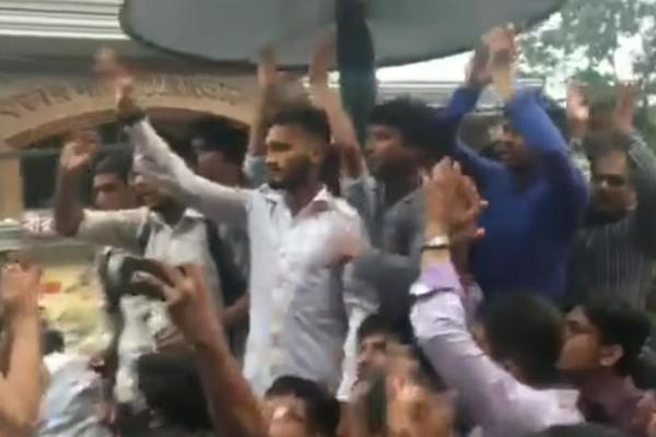 POVREĐENO 115 STUDENATA: Policija gađala demonstrante gumenim mecima u Bangladešu! (VIDEO)