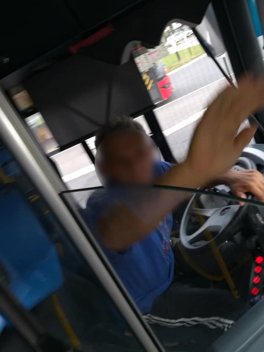 BEZDUŠNI VOZAČ GSP-A IZBACIO INVALIDE IZ AUTOBUSA   
