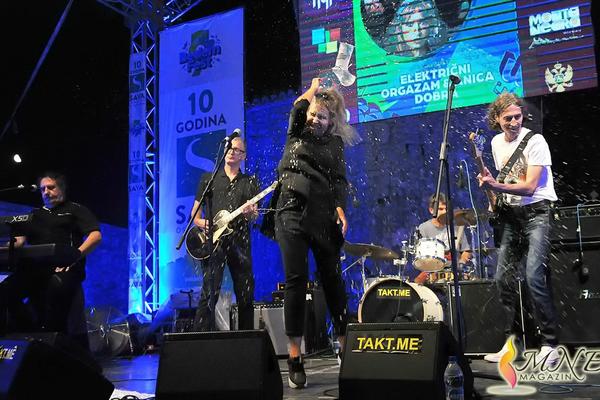 SNIMAK NAPADA NA LEGENDU: Pogledajte momenat kada su ANICU DOBRU pogodili ČAŠOM PUNOM PIVA! (FOTO)