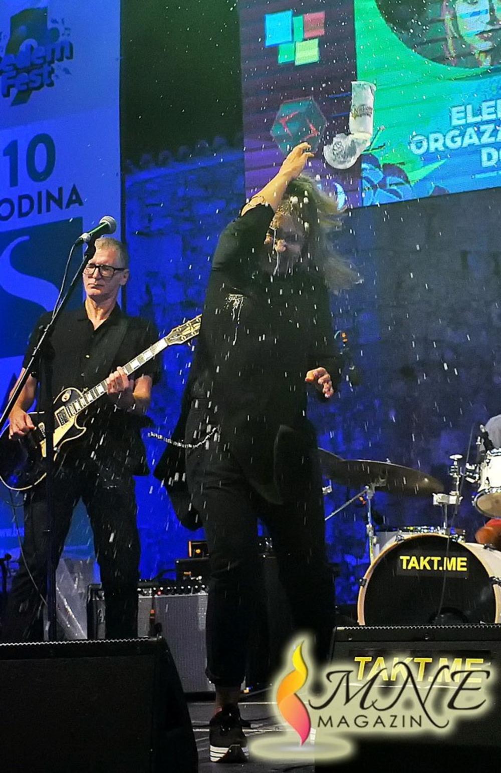 Anica Dobra dobija čašu u glavu  