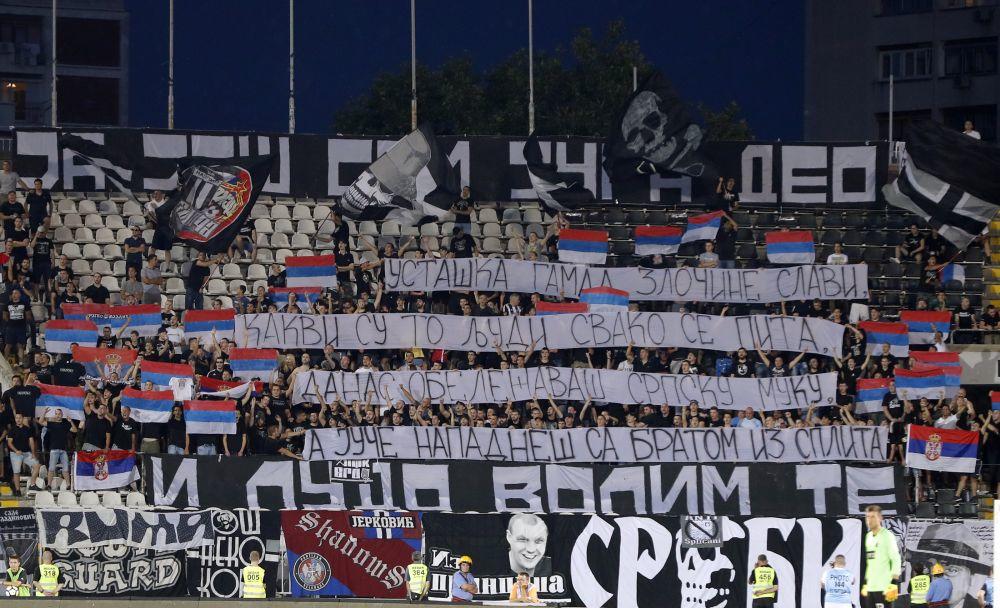 Grobari s transparentom prozivaju protivničku frakciju navijača Partizana  