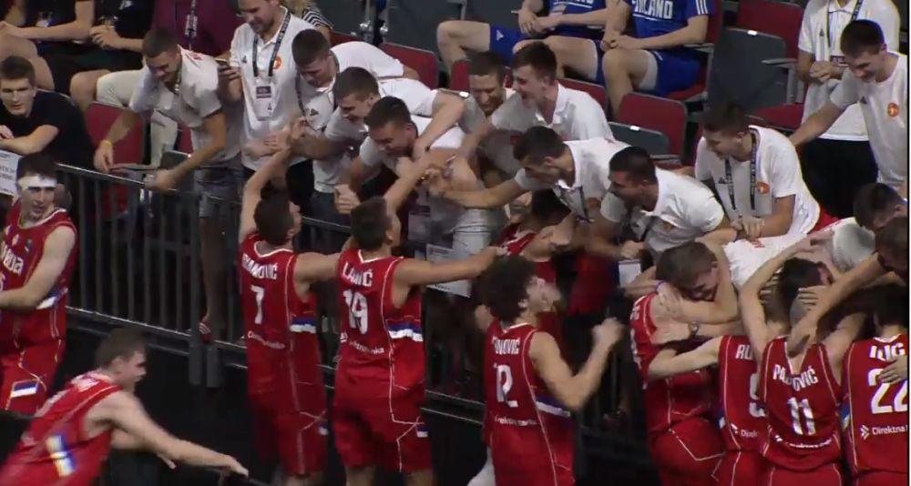 Zajedničko slavlje srpskih i crnogorskih juniora posle finala  