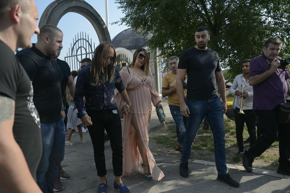 ANA NIKOLIĆ I CECA ZAPEVALE ZAJEDNO! Potpuni LOM na 1. rođendanu male Tare, čak se i Rasta uhvatio mikrofona