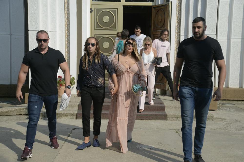 NEKO OVO ZA ŽIVOTA NE MOŽE DA ZARADI: Ana i Rasta ISKEŠIRALI vrtoglavu cifru za proslavu krštenja ćerke Tare! Mogli su STAN da kupe i kusur da ostane!